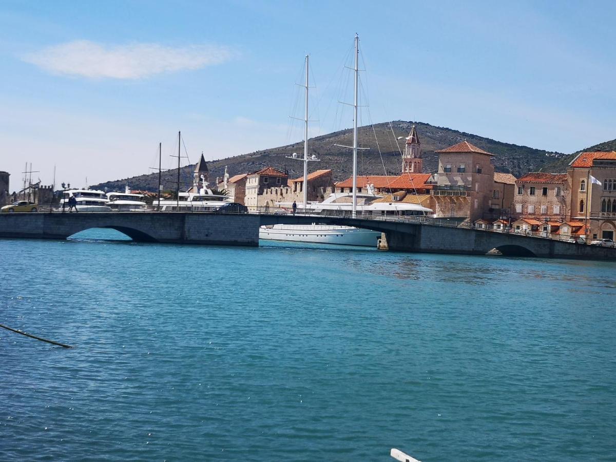 Apartman Petrovic City Center Trogir Bagian luar foto
