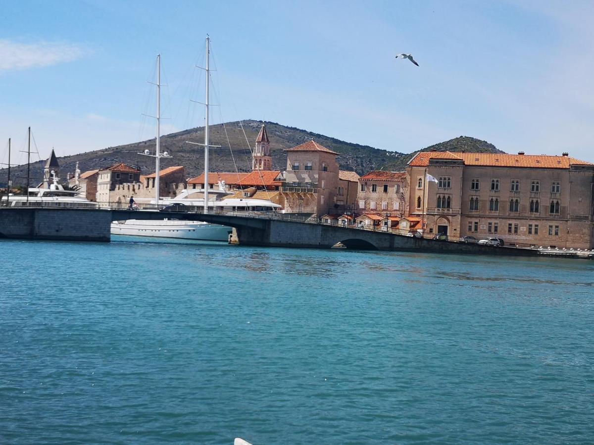 Apartman Petrovic City Center Trogir Bagian luar foto